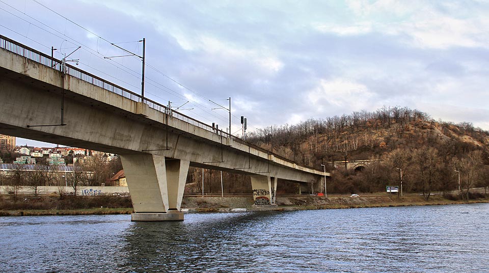 Pohled přes Vltavu na Holešovický most a <a href="/Tema/Libe%C5%88sk%C3%BD%20tunel">nový Libeňský tunel</a> (pod Bílou skálou).