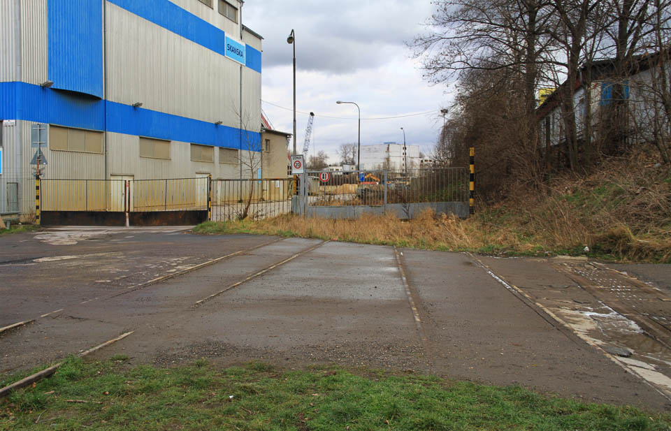 Jediná dosud nepřístupná část vlečky je v roce 2016 v tzv. dolní části holešovického přístavu. Tady vcházely koleje přímo na nábřežní zeď a umožňovlay překládku mezi vagóny a říčními loděmi. Jediná dosud nepřístupná část vlečky je v roce 2016 v tzv. dolní části holešovického přístavu. Tady vcházely koleje přímo na nábřežní zeď a umožňovlay překládku mezi vagóny a říčními loděmi.