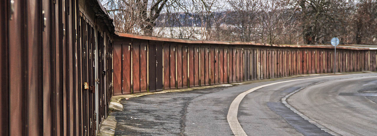 Dolní část holešovického přístavu je v roce 2016 stále nepřístupná. Je nutno obejít ji rovnoběžnou ulicí Varhulíkové, která rovněž nepostrádá zvláštního půvabu. Dolní část holešovického přístavu je v roce 2016 stále nepřístupná. Je nutno obejít ji rovnoběžnou ulicí Varhulíkové, která rovněž nepostrádá zvláštního půvabu.