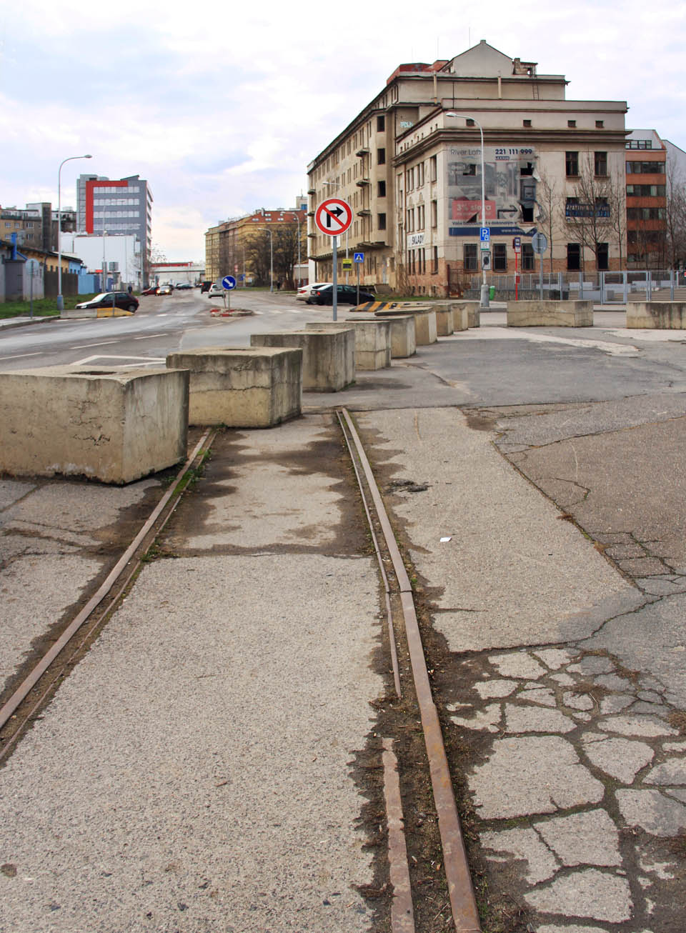 Výmluvné torzo koleje na křižovatce ulic Jankovcovy (rovně) a Varhulíkové (doprava). Vpravo od autobusové zastávky odbočovala vlečka do Čistící stanice osiv. Výmluvné torzo koleje na křižovatce ulic Jankovcovy (rovně) a Varhulíkové (doprava). Vpravo od autobusové zastávky odbočovala vlečka do Čistící stanice osiv.