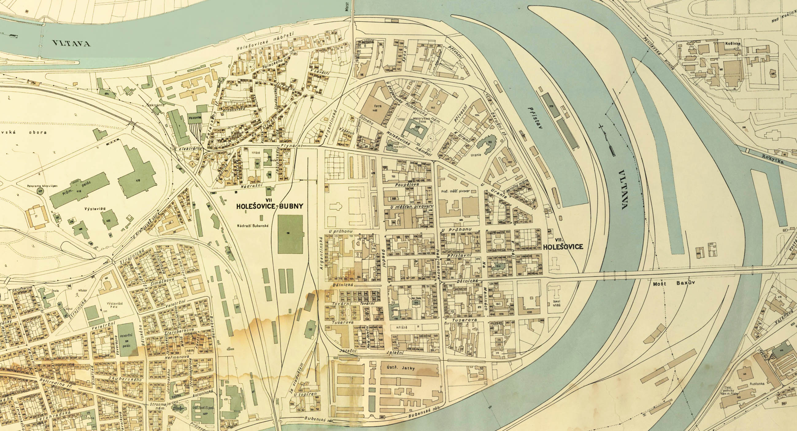 Na plánu Holešovic z roku 1938 je dobře vidět severní i jižní (pravděpodobně v té době rušené) napojení nákladového nádraží na stanici <a href=/Tema/Praha-Bubny%20%28%C5%BEst%29>Praha-Bubny</a>. Na plánu Holešovic z roku 1938 je dobře vidět severní i jižní (pravděpodobně v té době rušené) napojení nákladového nádraží na stanici <a href=/Tema/Praha-Bubny%20%28%C5%BEst%29>Praha-Bubny</a>.