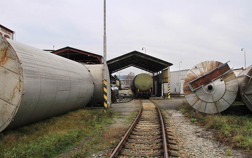 Nejsevernější III. větev vlečky je tvořená kolejí, která prochází krytým stáním pro stáčení kapalných surovin z kotlových vozů. Nejsevernější III. větev vlečky je tvořená kolejí, která prochází krytým stáním pro stáčení kapalných surovin z kotlových vozů.