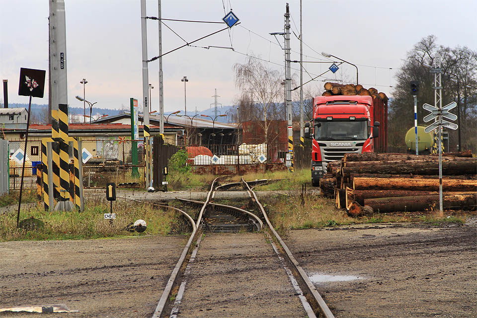 Pohled od severu na II. větev vlečky odbočující výhybkou č, CH2 (vlevo) a I. větev odbočující výhybkou č. CH3 (v dálce). Pohled od severu na II. větev vlečky odbočující výhybkou č, CH2 (vlevo) a I. větev odbočující výhybkou č. CH3 (v dálce).