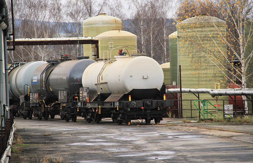Čerstvě odstavené kotlové vozy na II. větvi vlečky do chemičky v Rájci-Jestřebí. Čerstvě odstavené kotlové vozy na II. větvi vlečky do chemičky v Rájci-Jestřebí.