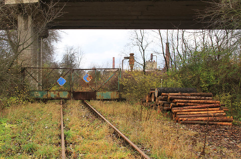Jako tajemná brána do Zababovy pohádkové železniční říše skrývající neskutečná tajemství - třeba spojovací kolej, vedoucí na druhé straně přímo do kolejiště stanice <a href=/Tema/R%C3%A1jec-Jest%C5%99eb%C3%AD%20(%C5%BEst)>Rájec-Jestřebí</a>.