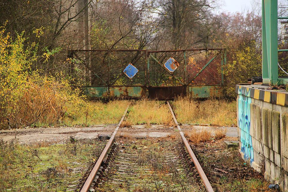 Historicky vlečka pokračovala pod silničním mostem skrz bránu dále na sever, kde se spojovala s aktuálně nefunkční <a href=http://spravnym.smerem.cz/Tema/Vle%C4%8Dka%20R%C3%A1jec-Jest%C5%99eb%C3%AD%20-%20d%C5%99eva%C5%99sk%C3%A9%20z%C3%A1vody>vlečkou Jihomoravských dřevařských závodů</a>.