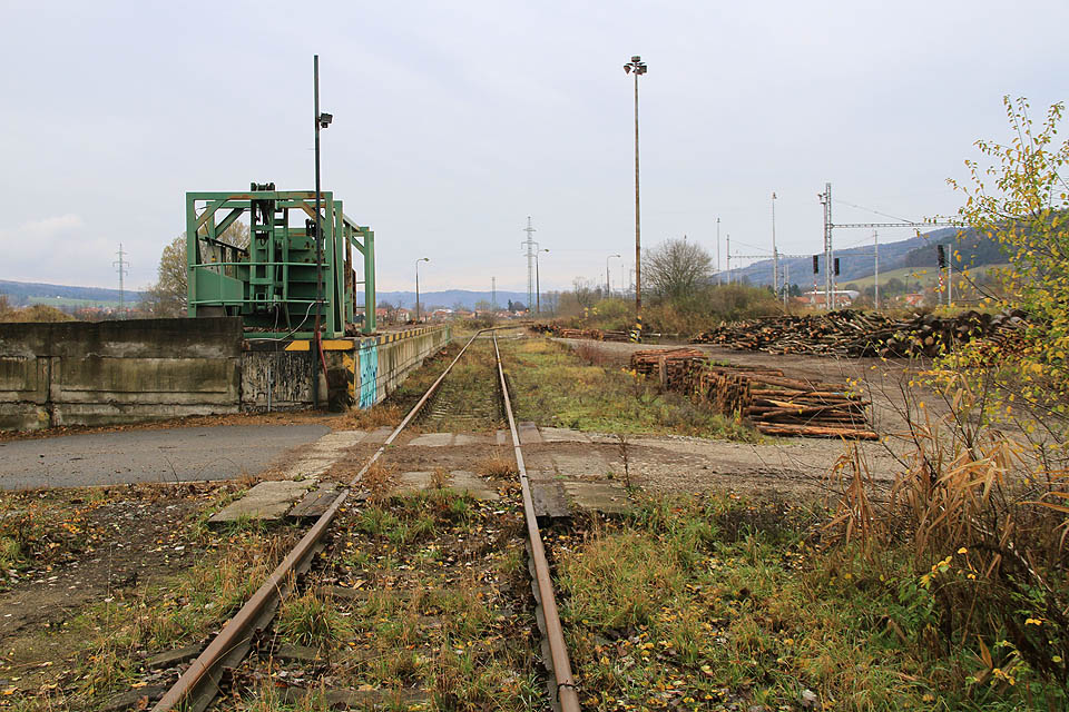 Pohled nazpět k jihu na jedinou kolej tvořící vlečku na pilu lesů města Brna v Rájci-Jestřebí.