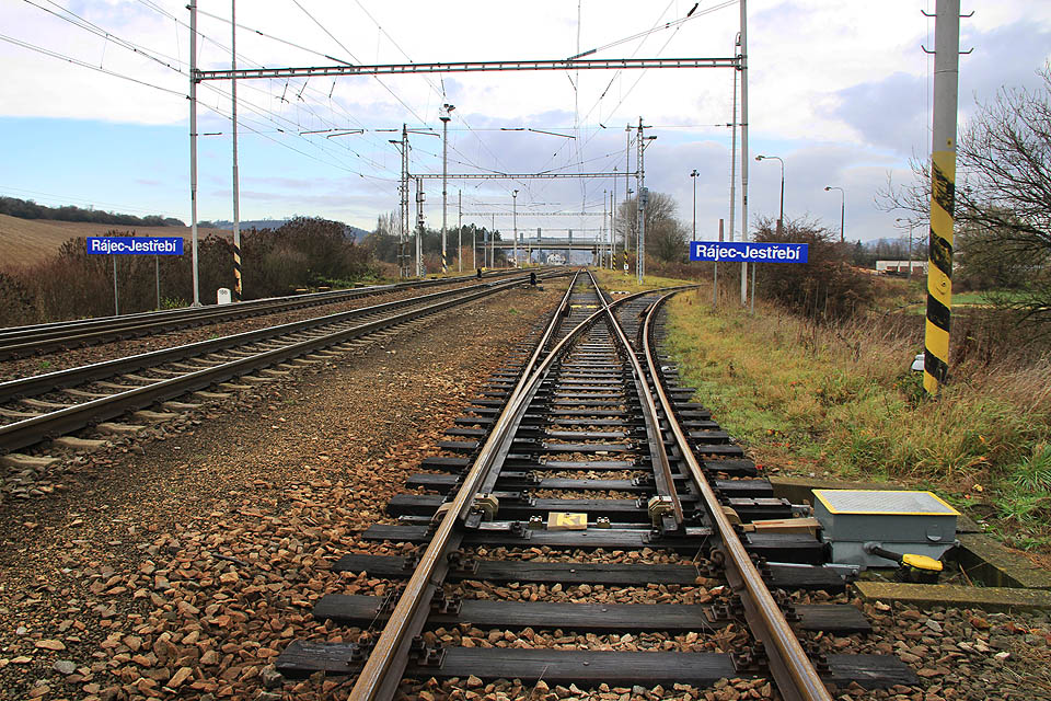 Výhybka K1 na úvrati vlečky mezi výtažnou kolejí a obloukem vedoucím k přejezdu a bráně do závodu.