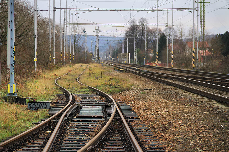 Pohled od výhybky K1 na jih, na výtažnou kolej směrem k železniční zastávce <a href=/Tema/Doln%C3%AD%20Lhota%20(%C5%BEzast)>Dolní Lhota</a>.