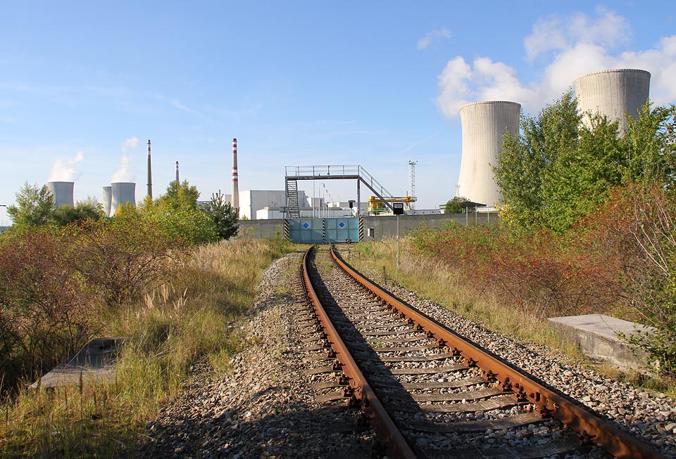 Výkolejka a brána na vjezdu do areálu jaderné elektrárny.