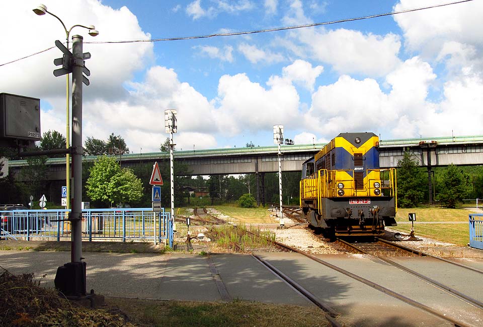 Jedna z lokomotiv AWT řady 740, které od roku 2013 zajišťují obsluhu vlečky.