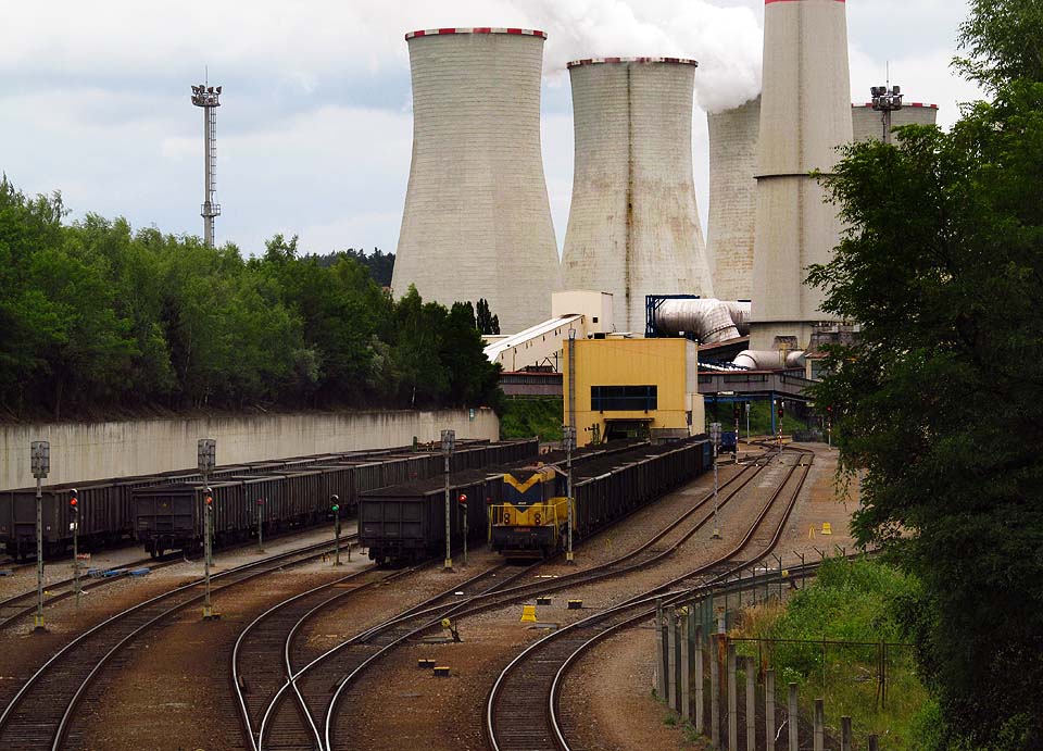Sdm rovnoběžných kolejí hlavního kolejiště vlečky. Vlevo dvojkolejná skupina pro řazení prázdných vozů, následují dvě koleje pro přísun plných vozů (třetí zleva přímo ústí do budovy výklopníku) a manipulační koleje.