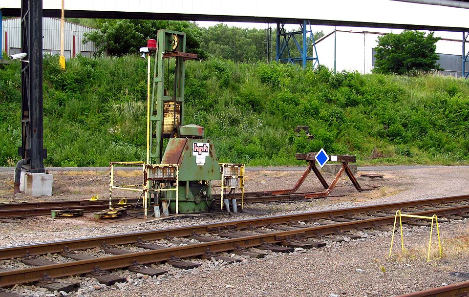 Tento stroj má na svědomí posun vozů v areálu (zde je vidět pouze část většího stroje - buben a závaží na konci kusé koleje).