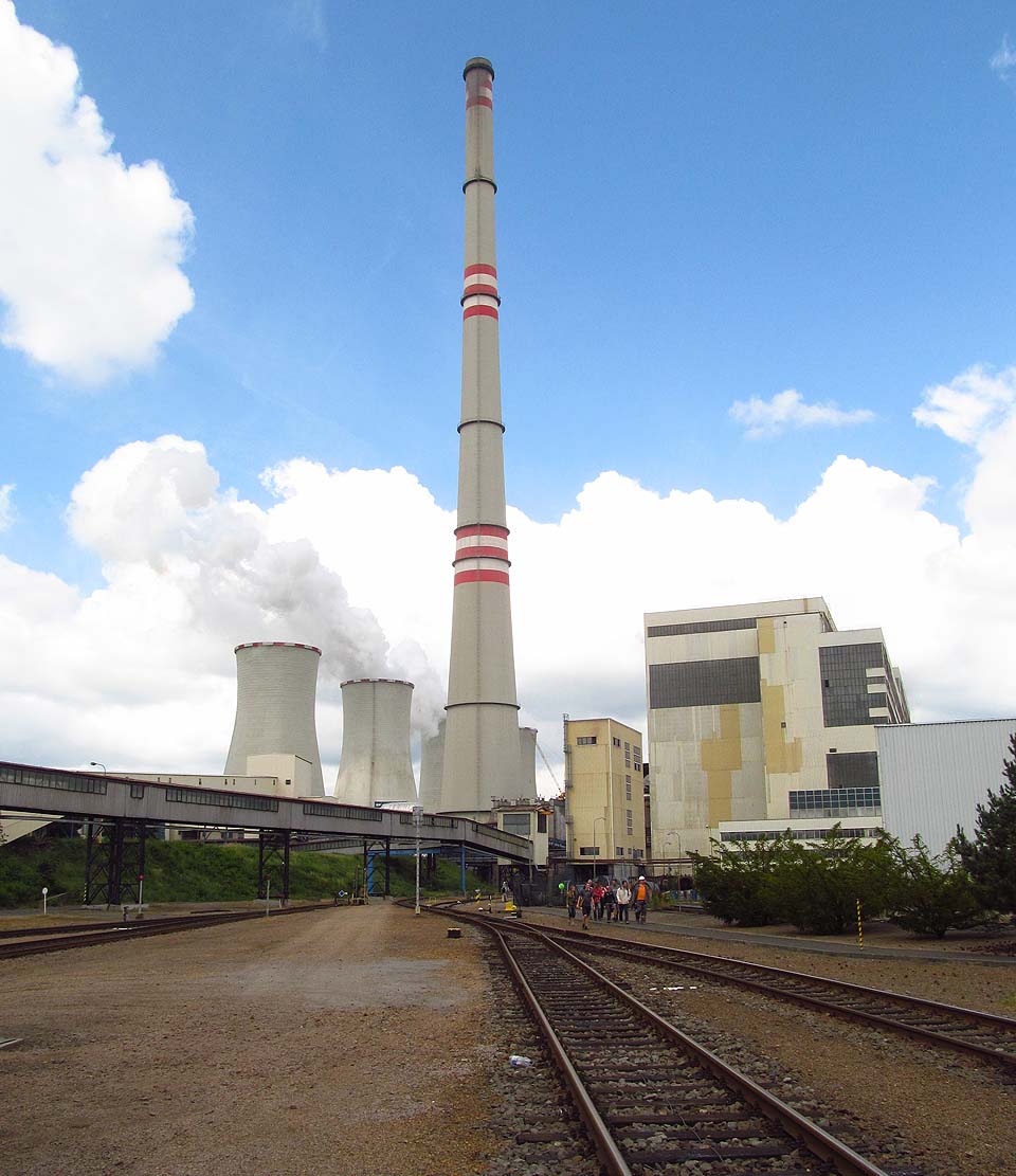 Další větve vlečky vedou prakticky po celém areálu chvaletické elektrárny.