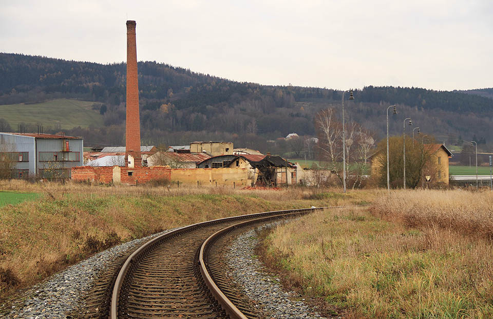 Ze stanice vychází dráha pravotočivým obloukem; místo odbočení vlečky lze rozeznat podle stožárů osvětlení. Ze stanice vychází dráha pravotočivým obloukem; místo odbočení vlečky lze rozeznat podle stožárů osvětlení.
