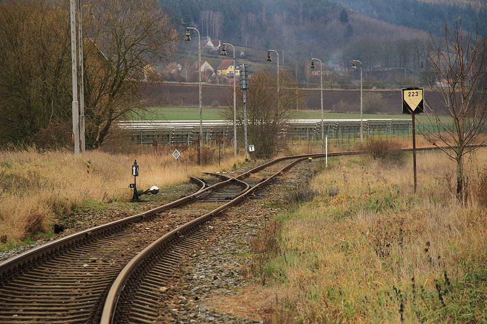 Odbočení vlečky výhybkou č. 5 v km 18,940. Za výhybkou je vidět vjezdové návěstidlo. Odbočení vlečky výhybkou č. 5 v km 18,940. Za výhybkou je vidět vjezdové návěstidlo.