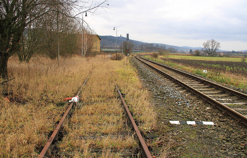 Výkolejka chrání trať proti vozům, které nejen, že neexistují, ale navíc by musely vyjet z vlečky na trať do kopce. Výkolejka chrání trať proti vozům, které nejen, že neexistují, ale navíc by musely vyjet z vlečky na trať do kopce.