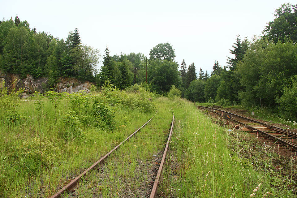 Severozápadní kolej vedla k nakládací rampě a zdá se, jako by oproti hlavní trati strmě stoupala, přesto, že vede téměř vodorovně.