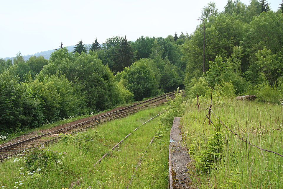 Mírný sklon koleje u nákladové rampy byl pravděpodobně (?) využíván ke spouštění naložených vozů na dvojici manipulačních kolejí na jihovýchodní straně vlečky.