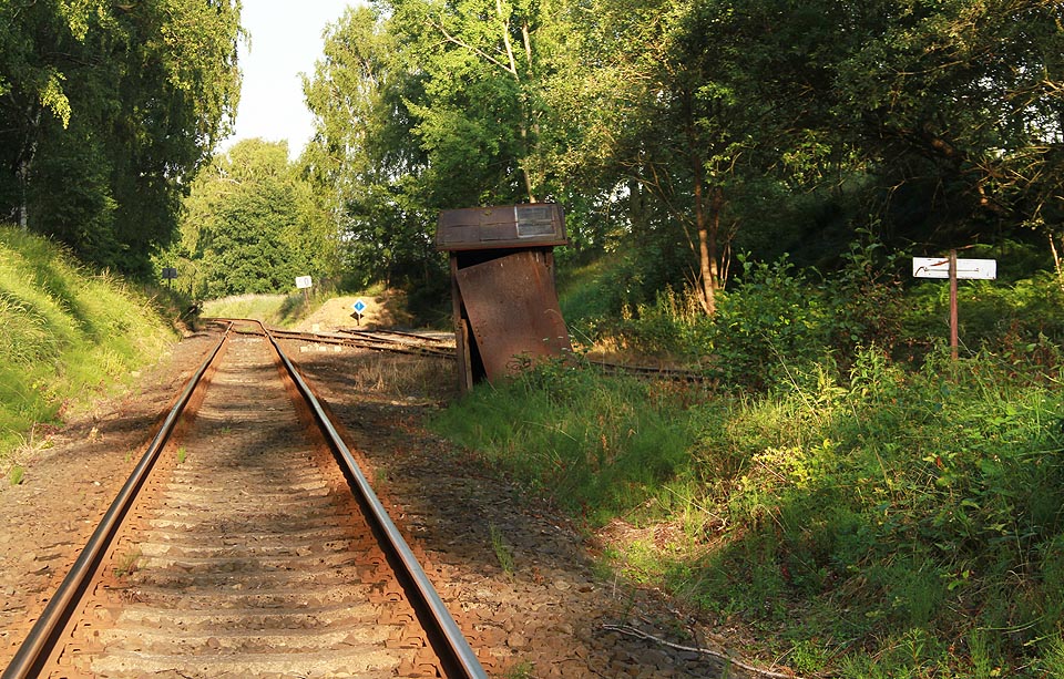 Vlečka je vybavena odvratnou kolejí pro případ ujetí vozů shora z Partyzánského vrchu. Jak by ochránila dráhu před nárazem vozů ložených čedičem ani nedomýšlíme.