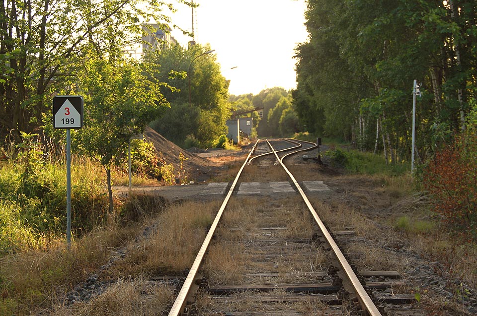 Závěrečná část a dvojkolejné kolejiště vlečky se nachází v areálu lomu, brána na kolejích ale není.