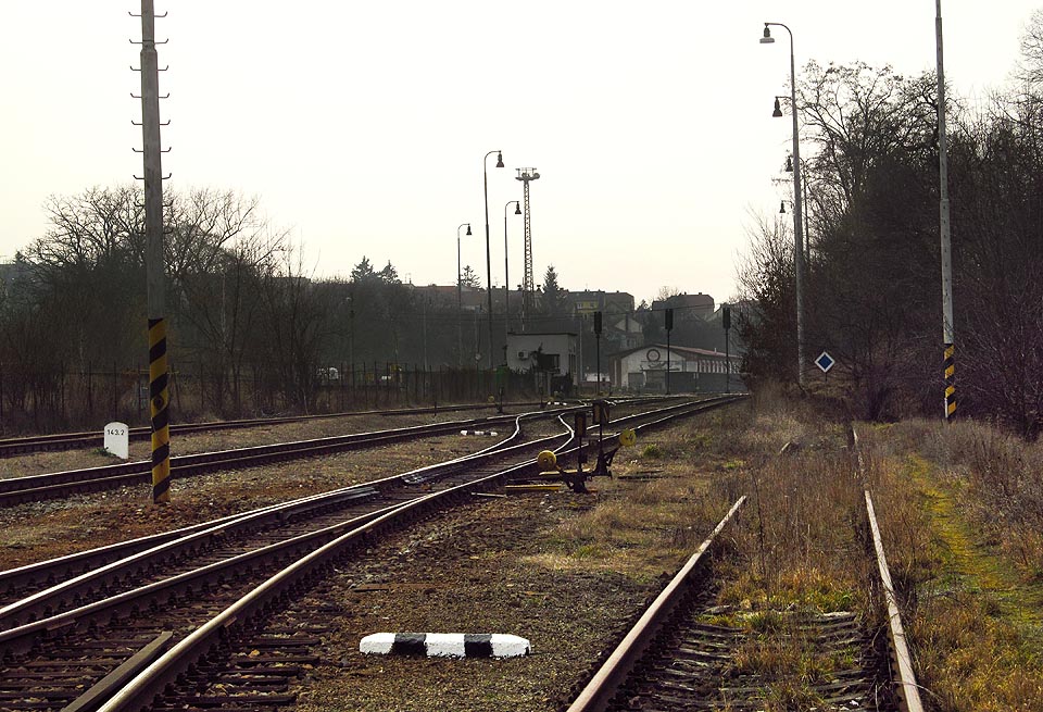 Pohled zpátky do <a href=/tema/St%C5%99elice%20%28%C5%BEst%29>stanice Střelice</a> a odvratná kolej.