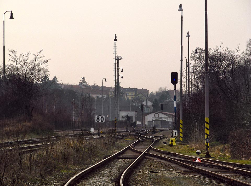 Ještě jeden pohled zpátky na <a href=/tema/St%C5%99elice%20%28%C5%BEst%29>stanici Střelice</a>.