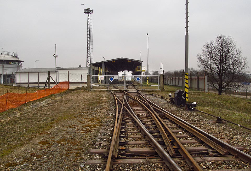 Před branou areálu koleje spojuje a zase rozděluje křižovatková neboli anglická výhybka.
