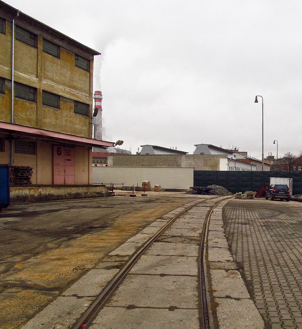 Do prvního dvora na vlečce (v roce 2014 patřil skladům drogerie Jasmín) lze ještě bez problémů proniknout. Dál už je to těžší.