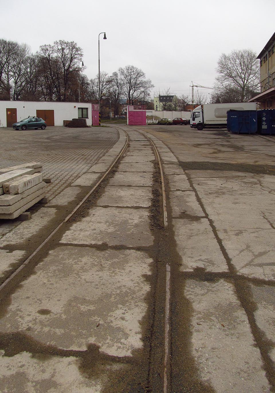 Vlečku dodnes zdobí vně i uvnitř areálu majestátní vysoké stožáry s reflektory, ktré osvětlovaly ulici i továrnu při nočním posunu vozů.