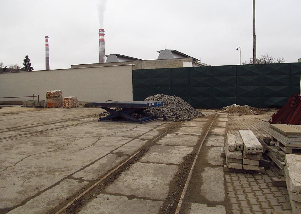 Uvnitř areálu bývalé Mosilany je vlečka v dezolátním stavu. Po privatizaci objektů oddělili noví vlastníci pozemky ploty a zdmi, které nerespektují přirozenou trasu vlečky podél <a href=/Tema/Svitavsk%C3%BD%20n%C3%A1hon>Svitavského náhonu</a> a průchod po kolejích je tak nemožný bez přelézání ohrad a naskládaného materiálu.