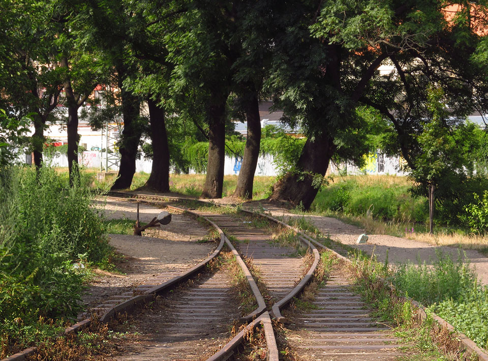 Odbočení od <a href=/Tema/Brno-%C5%BDidenice%20-%20Svitavsk%C3%A1%20pob%C5%99e%C5%BEn%C3%AD%20dr%C3%A1ha>Svitavské pobřežní dráhy</a> na břehu řeky <a href=/Tema/Svitava>Svitavy</a>.