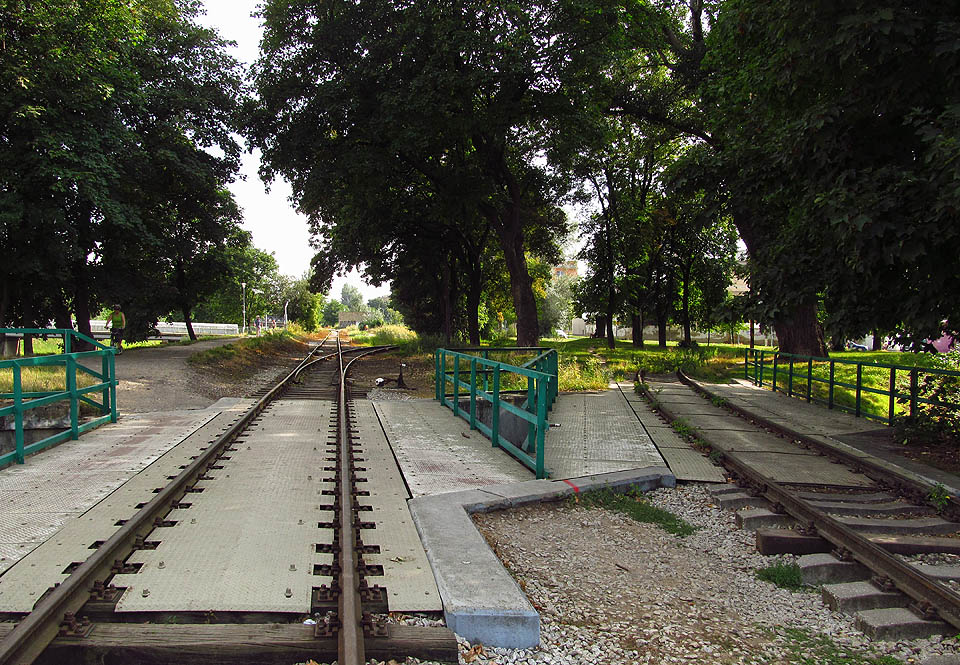 Bezprostředně za místem, kde se vlečka odděluje od <a href=>Svitavské pobřežní dráhy</a>, kříží společně s ní <a href=/Tema/Svitavsk%C3%BD%20n%C3%A1hon>Svitavský náhon<a/>, který na stejném místě vzniká oddělením od zregulovaného toku <a href=/Tema/Svitava>Svitavy</a> do jejího původního koryta.