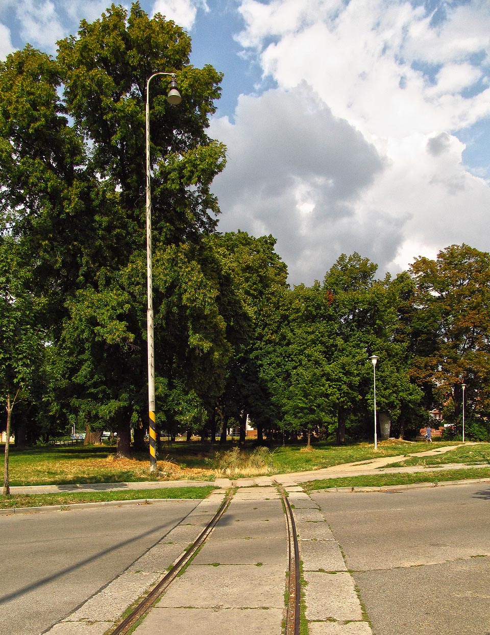 Koleje vedoucí parkem patří k nejhezčím místům v okolí, přestože je již nezdobí secesní okno nádherného areálu druhého závodu brněnské <a href=/Tema/Vln%C4%9Bna>Vlněny</a>.