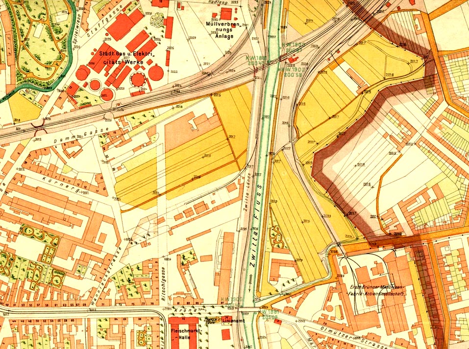 Stav (tehdy relativně nové) vlečky v roce 1906. Na místě dnešních strojíren se ještě rozkládají pole a z tišnovské dráhy na břehu <a href=/Tema/Svitava>Svitavy</a> vybíhá jedna nesmělá kolej mezi několik malých továrních budov.