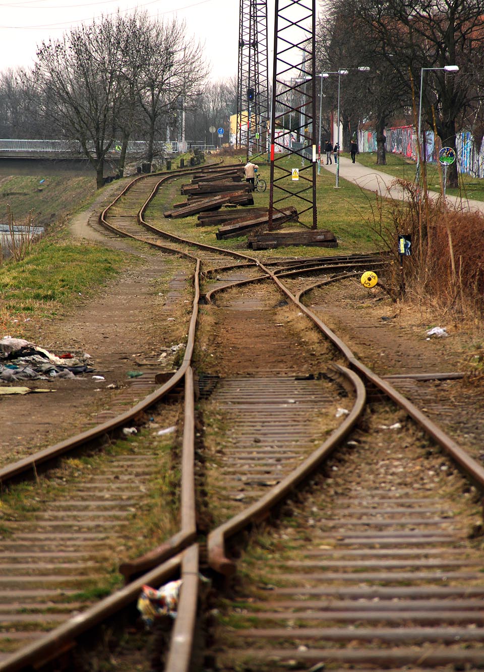 Vlečka odbočuje z <a href="/Tema/Brno-%C5%BDidenice%20-%20Svitavsk%C3%A1%20pob%C5%99e%C5%BEn%C3%AD%20dr%C3%A1ha">Sitavské pobřežní dráhy</a> dvojicí ručně stavěných výhybek severně od Křenové ulice.