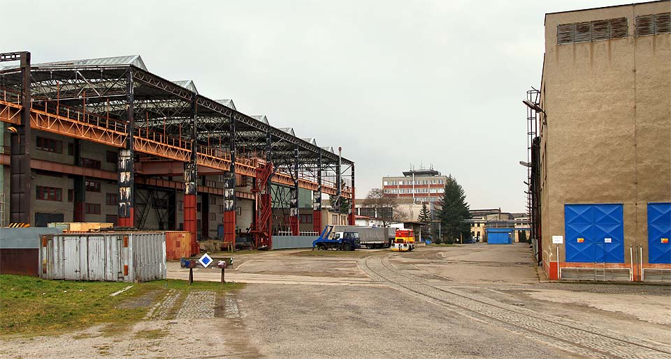 V dálce je vidět prasátko, které v roce 2015 zajišťuje provoz na vlečce Šmeralu.