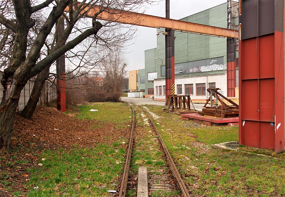 Jižní větev je v roce 2015 používána pro úvraťové zatahování vozů, které mohou po dvojici kolejí vjíždět na sever do haly - jedna z kolejí pak pokračuje i za halu a kříží severní větev.
