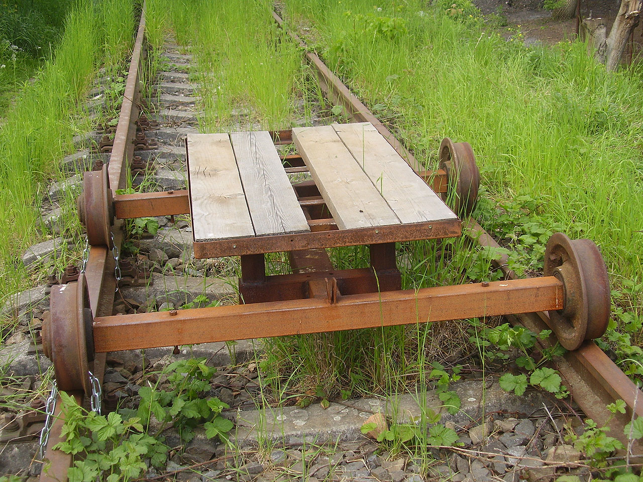 V roce 2008 používali místní vlečku pro improvizovanou osobní dopravu. Tomu s přestavbou na úzký rozchod bohužel odzvonilo.