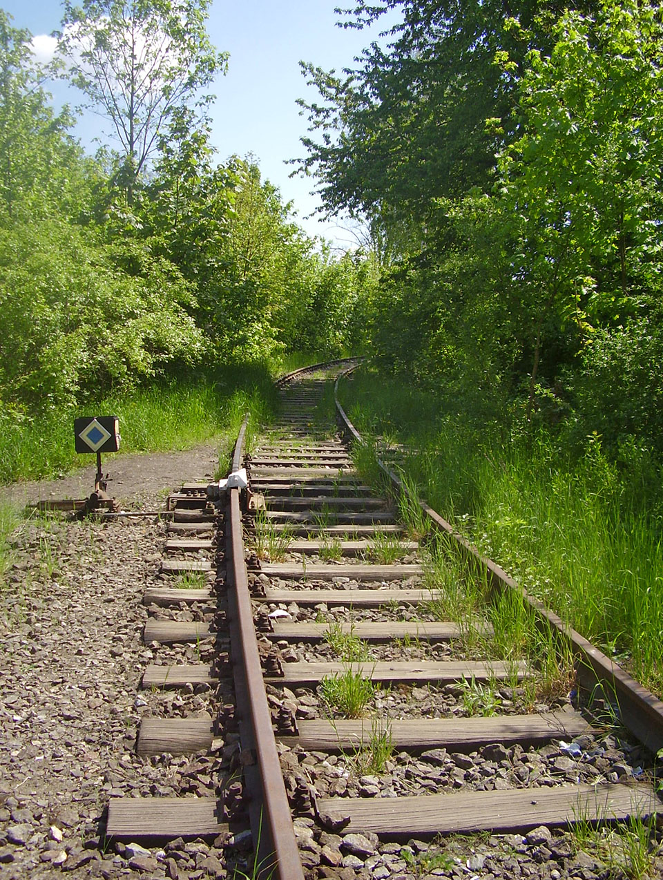 Výkolejka ZVK1 chránila stanici před vozy, které by se mohly přiřítit z vlečky, která od stanice vytrvale stoupá. Výkolejka ZVK1 chránila stanici před vozy, které by se mohly přiřítit z vlečky, která od stanice vytrvale stoupá.