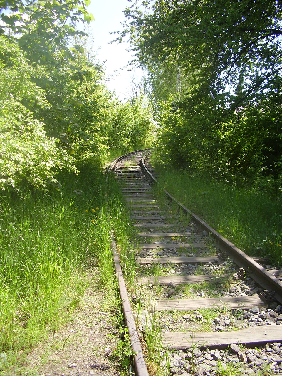 Zbýšovská dráha začíná táhlým obloukem o poloměru cca 150 m, kterým se ze stanice stočí k jihozápadu o více než 90°. Zbýšovská dráha začíná táhlým obloukem o poloměru cca 150 m, kterým se ze stanice stočí k jihozápadu o více než 90°.