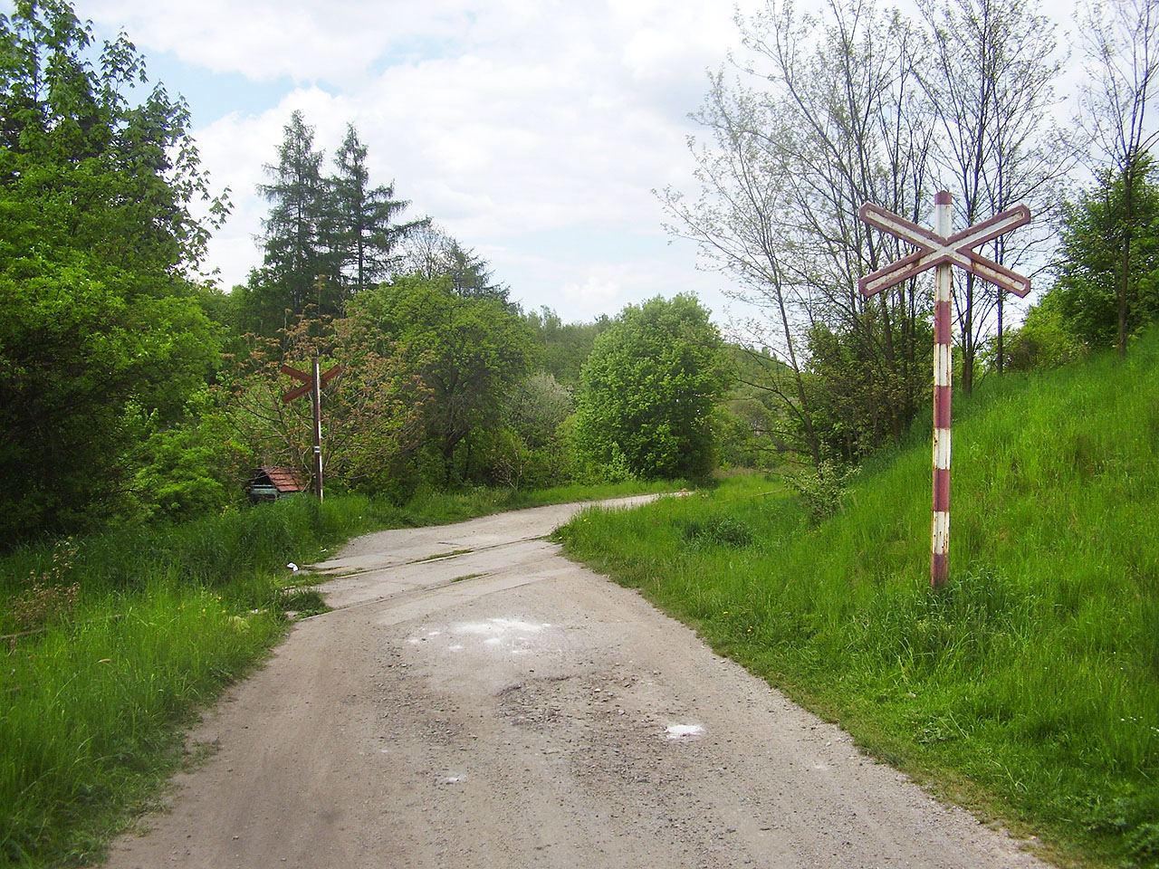 Přejezd na křížení s Dolní ulicí v <a href="/Tema/Babice u Rosic">Babicích</a>. Přejezd na křížení s Dolní ulicí v <a href="/Tema/Babice u Rosic">Babicích</a>.