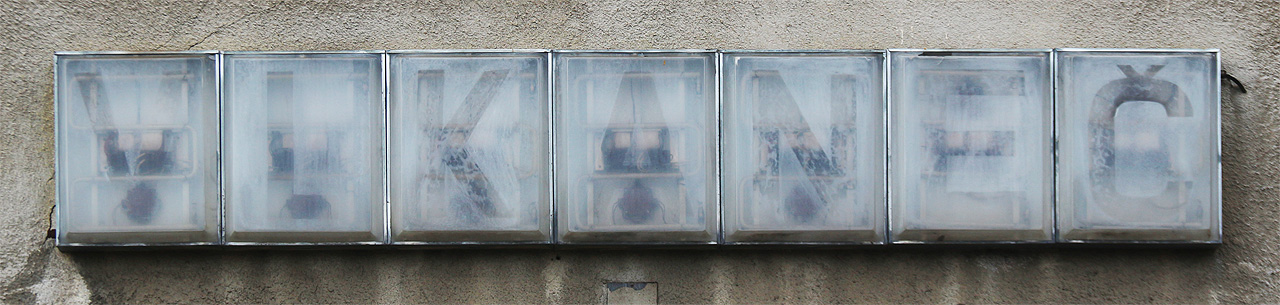 Světelný nápis z období socializmu vlivem zubu času do roku 2022 poněkud vybledl.