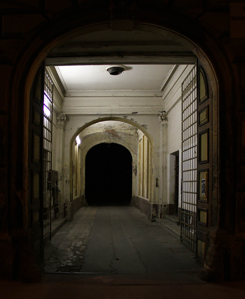 Tentýž průjezd v noci.