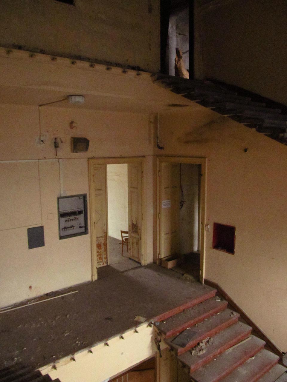 Kdysi luxusní interiér Bochnerova paláce se schodištěm z ušlechtilého kamene.