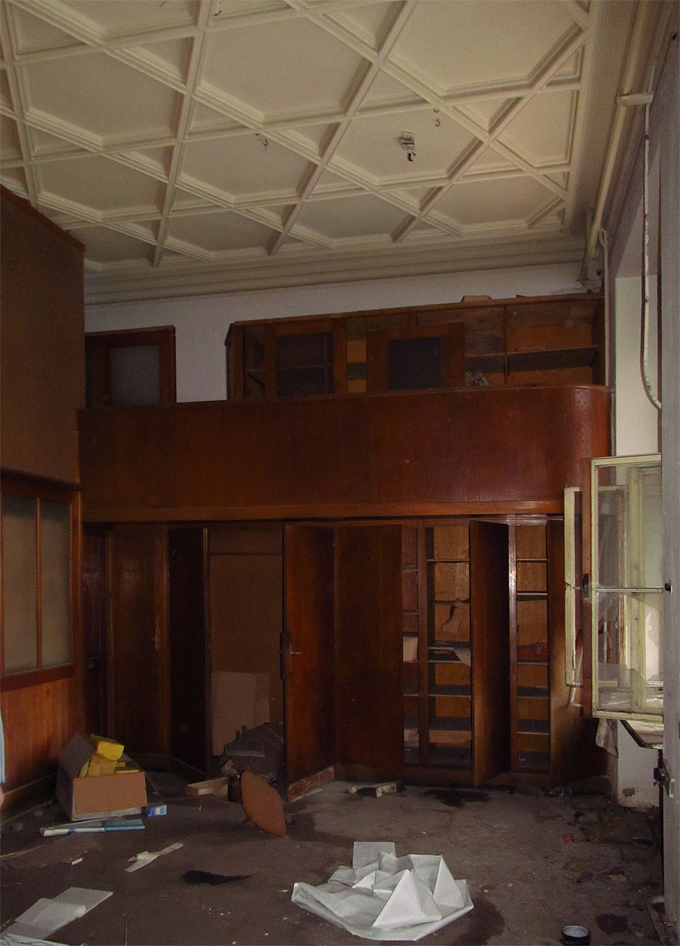 Malý archiv na řediteltví Vlněny dává tušit prvorepublikový luxus. Stro připomínající židovské hvězdy možná odkazuje k původu bratrů Stiassných.