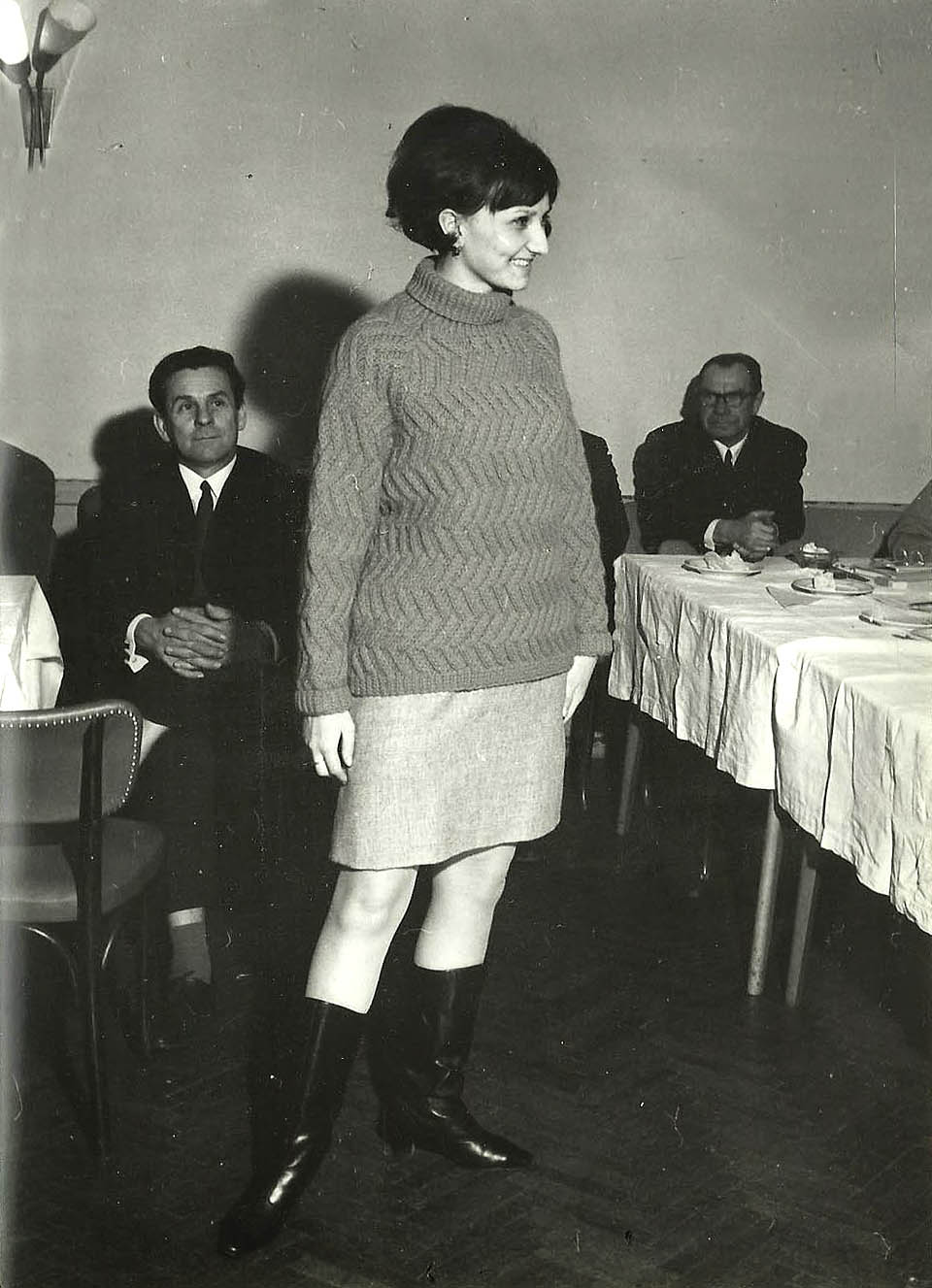 Mezi jinými nacházíme v archivu fotografie z dávných módních přehlídek.