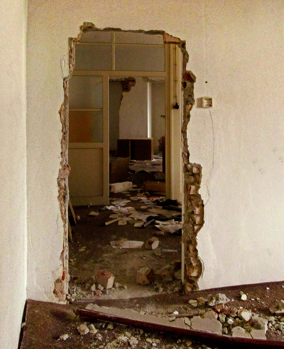 Většinu toho, co šlo odnést, někdo odnesl. Veřeje nevyjímaje.