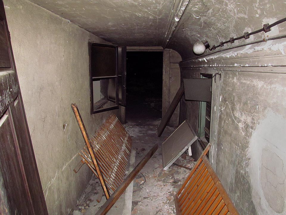 Úzkým půdním průchodem se lze dostat k velkému archivu v podkroví paláce.