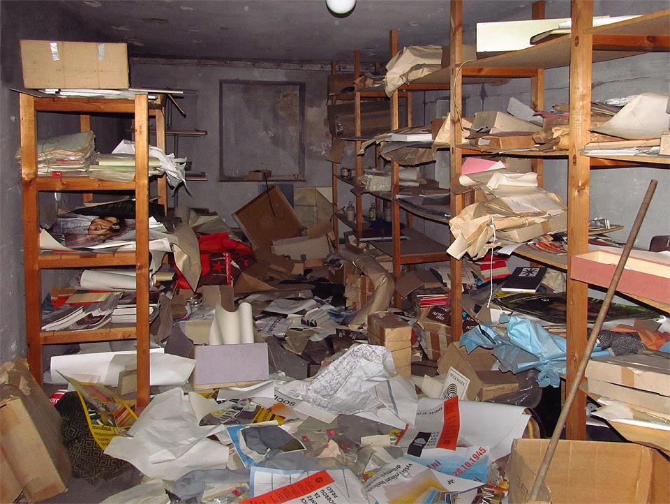 Také zde řádili běsové ničící vše bez důvodu i vkusu. Přesto archiv ukrývá poklady.